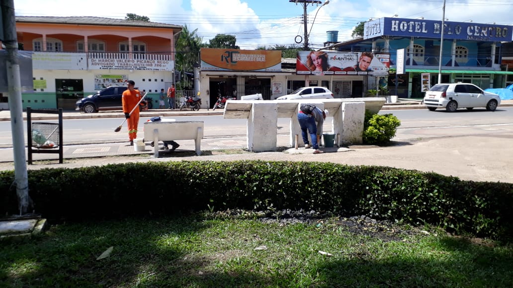 Prefeitura Municipal realiza limpeza e manutenção na praça João da Silva Nery